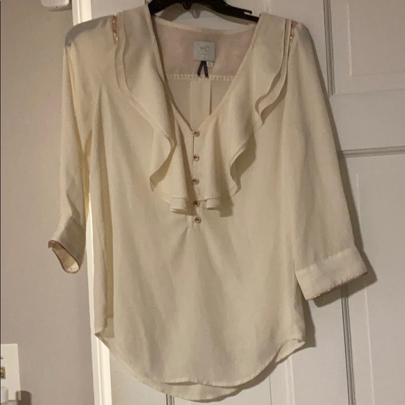 cream flowy top